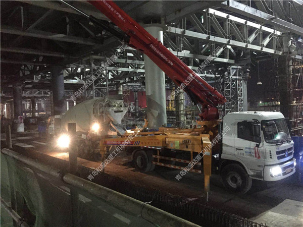孟县混凝土泵车夜间基建工程作业现场